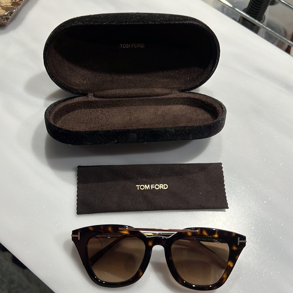 Tom Ford Anna Sunglasses. Tortoise frame with a brown gradient lens.